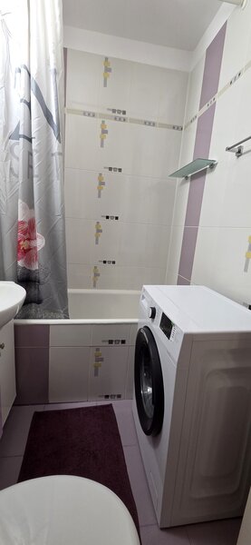 Piata Ramnicu Sarat, Titan, 100 m de Mall Park Lake Plaza,