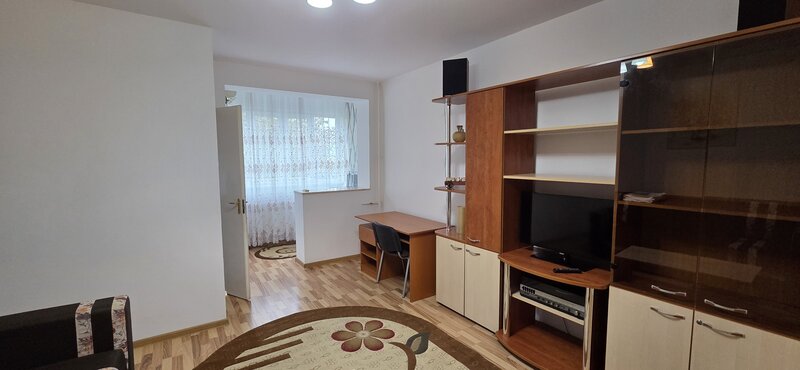 Piata Ramnicu Sarat, Titan, 100 m de Mall Park Lake Plaza,