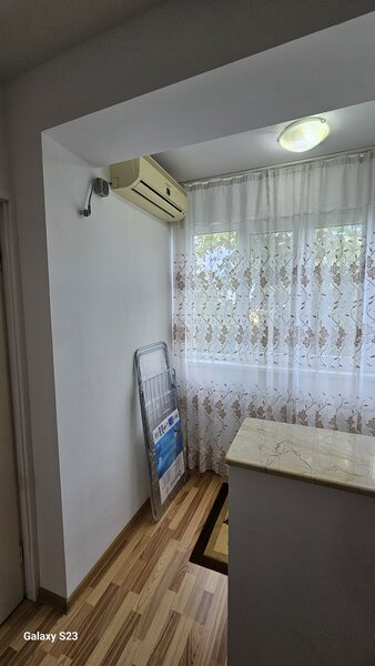 Piata Ramnicu Sarat, Titan, 100 m de Mall Park Lake Plaza,