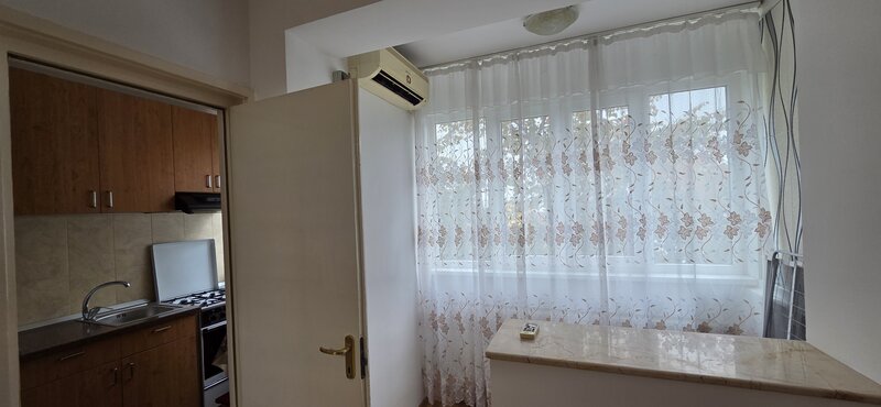 Piata Ramnicu Sarat, Titan, 100 m de Mall Park Lake Plaza,