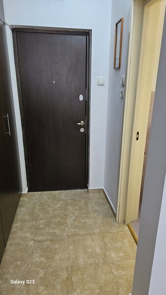 Piata Ramnicu Sarat, Titan, 100 m de Mall Park Lake Plaza,