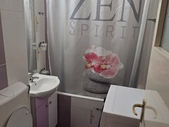 Piata Ramnicu Sarat, Titan, 100 m de Mall Park Lake Plaza